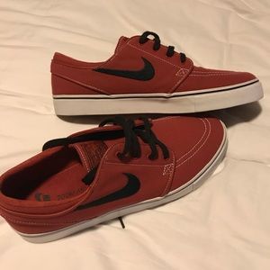 Red men’s Nike zoom air size 9.5